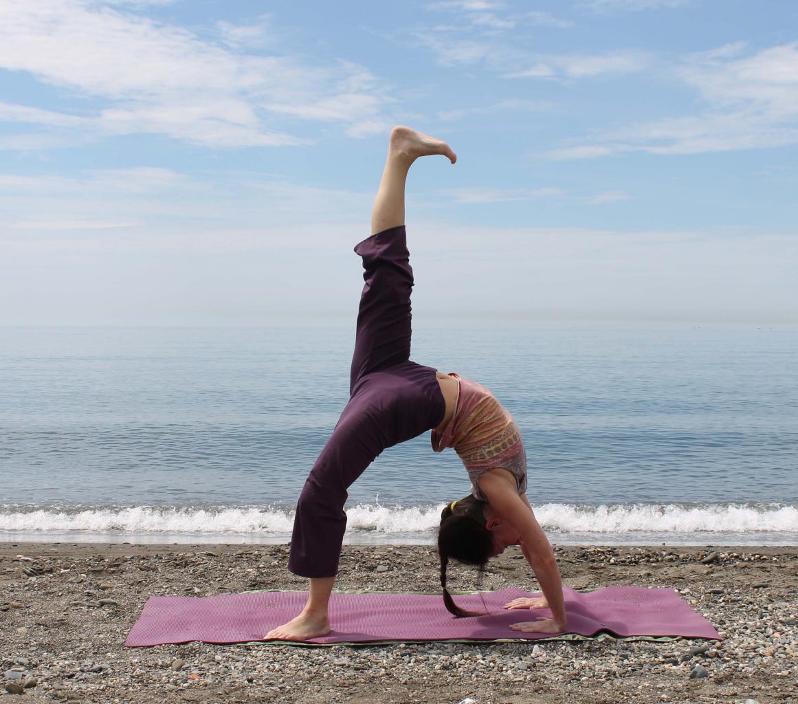 Eka pada urdhva dhanurasana, variation de la roue