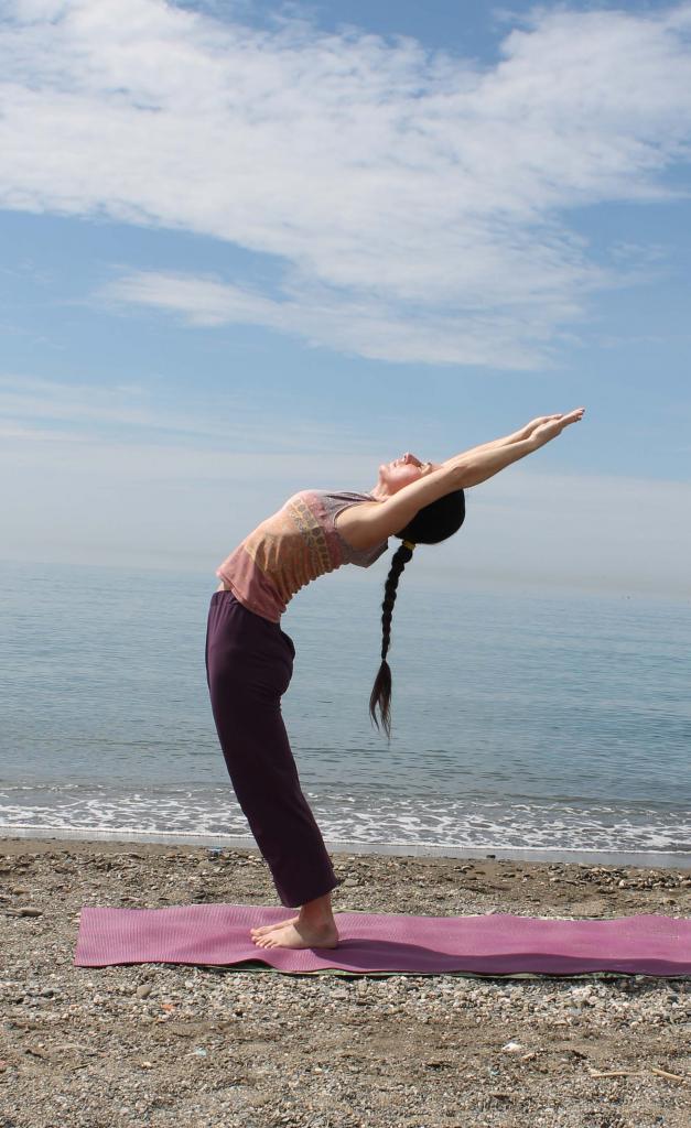 1er mouvement de Surya namaskar, la salutation au soleil